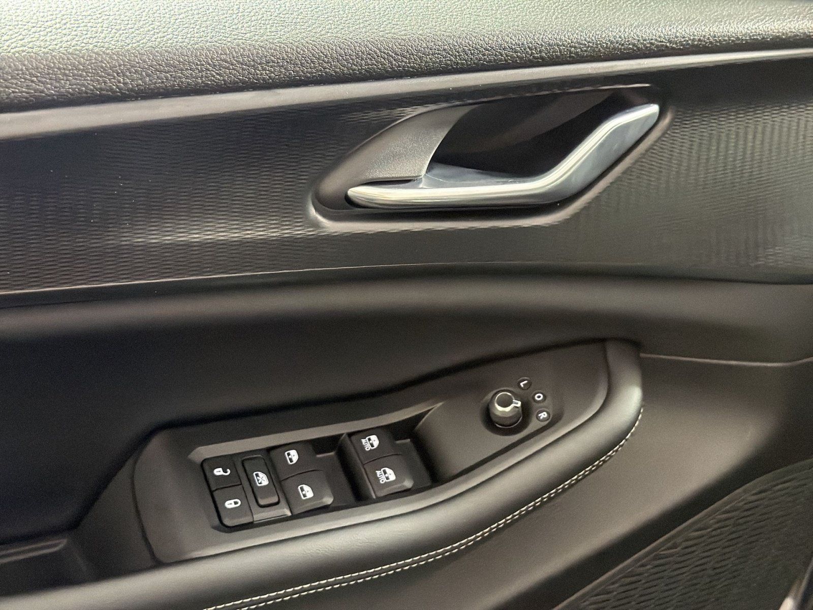 Used 2025 Jeep Grand Cherokee 4WD image 15