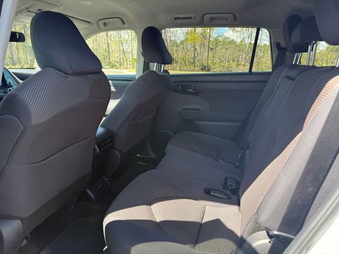 Used 2024 Toyota Highlander LE image 6