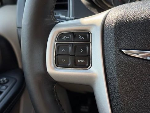 Certified 2016 Chrysler Town & Country Touring FWD image 18