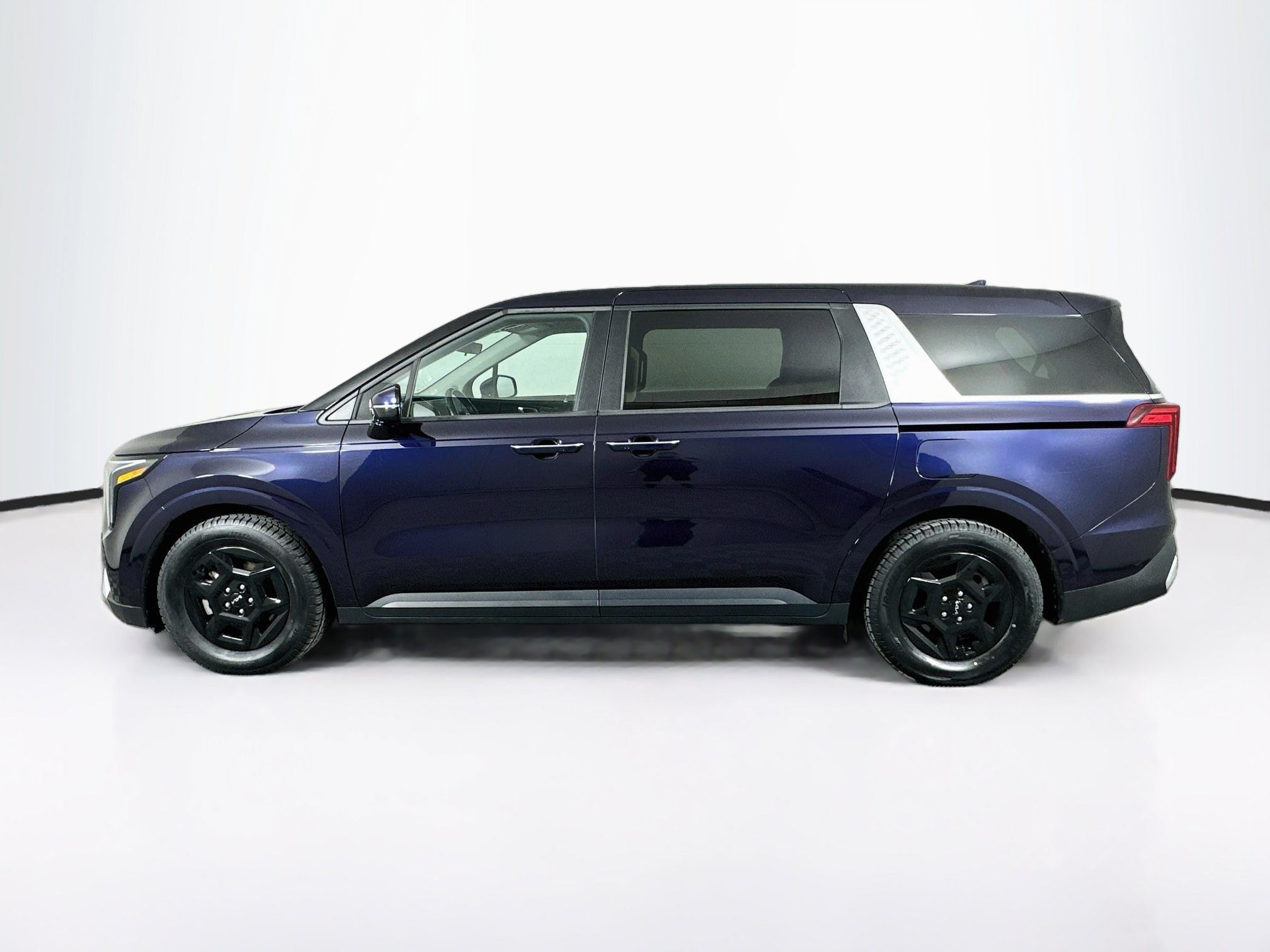 Used 2025 Kia Carnival FWD image 4
