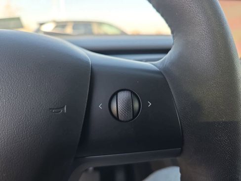 Used 2022 Tesla Model Y Long Range image 22