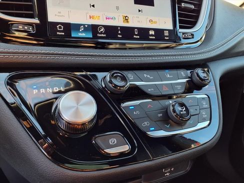 New 2026 Chrysler Pacifica Select image 7