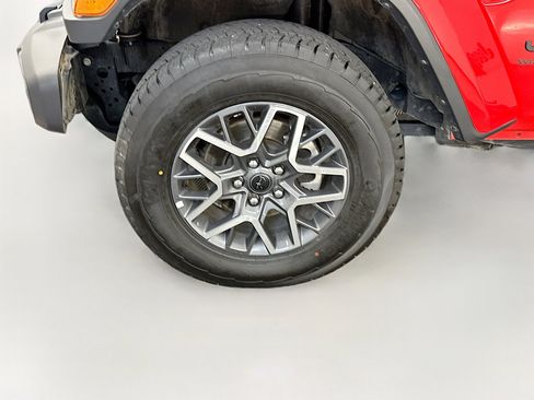 Used 2025 Jeep Wrangler Sahara image 11