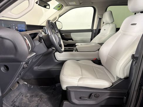 Used 2025 Ford Expedition Platinum w/ Driver's Package AWD/4WD image 18