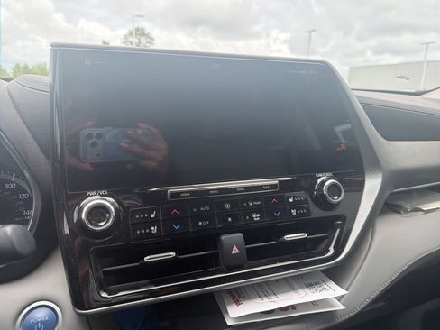 Used 2021 Toyota Highlander Platinum FWD image 3