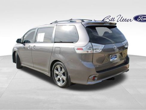 Used 2019 Toyota Sienna SE image 7