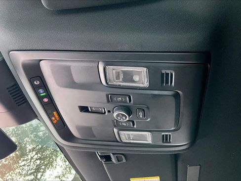 Used 2025 Chevrolet Tahoe High Country AWD/4WD image 32