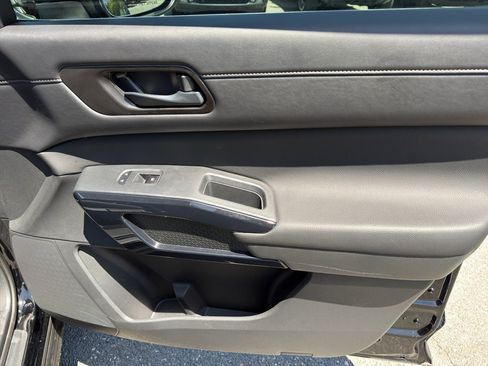 Used 2025 Nissan Pathfinder S FWD image 31