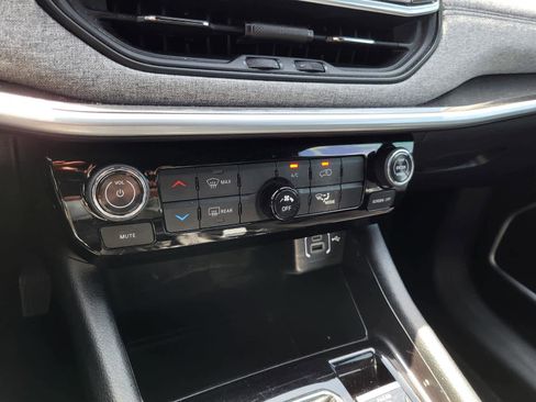 Certified 2024 Jeep Compass Latitude image 21