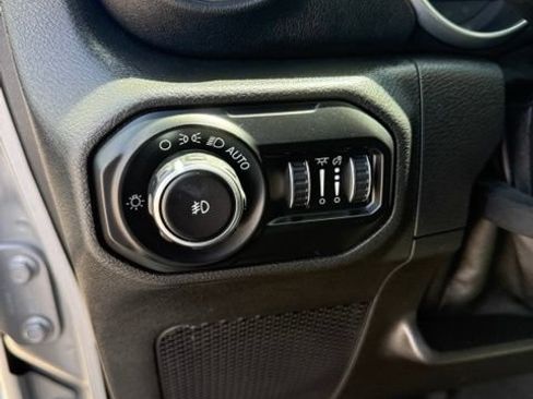 Used 2018 Jeep Wrangler Unlimited Sahara AWD/4WD image 14