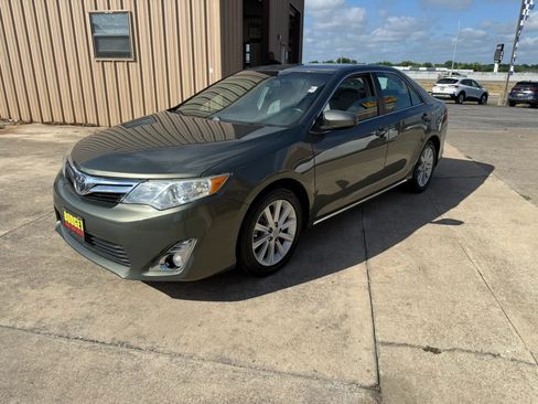 Used 2012 Toyota Camry XLE FWD image 1