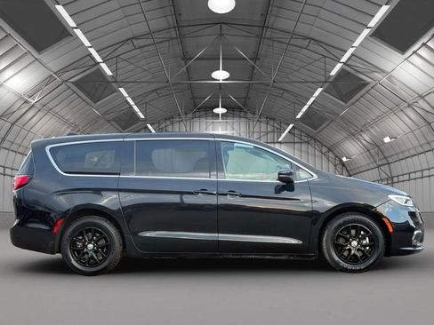 Used 2023 Chrysler Pacifica Touring-L FWD image 8