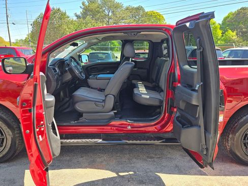 Used 2018 Nissan Titan S image 9