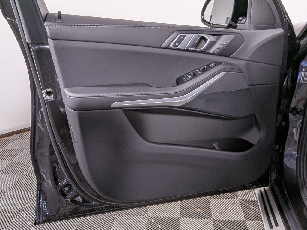 Used 2022 BMW X5 xDrive40i w/ Climate Comfort Package AWD/4WD image 14