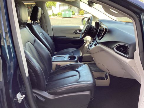Used 2023 Chrysler Pacifica Touring-L FWD image 14