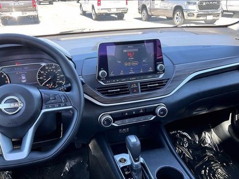Used 2025 Nissan Altima 2.5 SV image 5