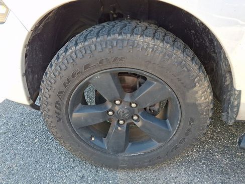 Used 2019 RAM 1500 Express w/ Express Value Package AWD/4WD image 5