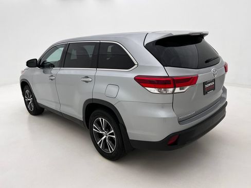 Used 2019 Toyota Highlander LE AWD/4WD image 9