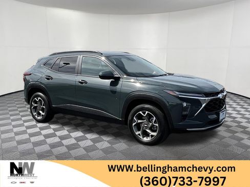 Used 2025 Chevrolet Trax LT FWD image 1
