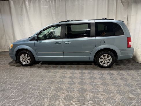 Used 2009 Chrysler Town & Country Touring w/ Flexible Seating Group image 5