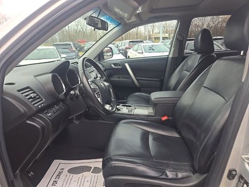 Used 2012 Toyota Highlander SE w/ Tow Pkg image 9