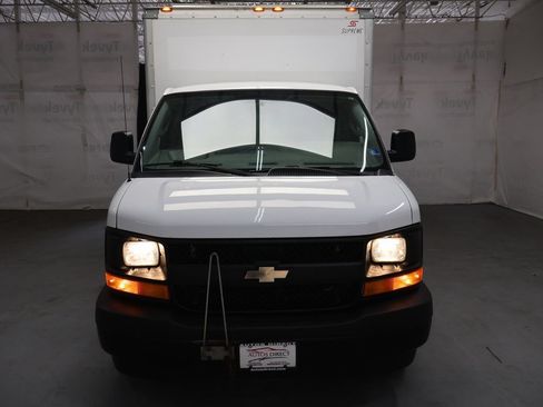 Used 2017 Chevrolet Express 3500 RWD image 2