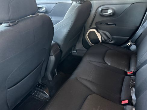 Used 2016 Jeep Renegade Latitude FWD image 12