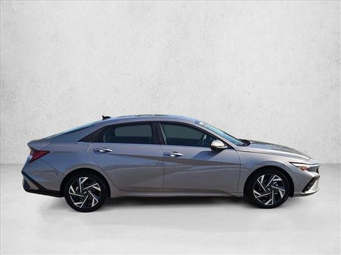 Used 2024 Hyundai Elantra Limited FWD image 4