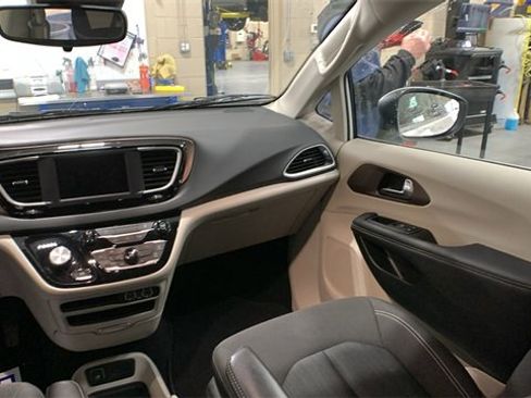 Used 2023 Chrysler Voyager LX image 17