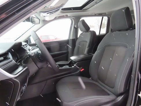 Used 2023 Jeep Grand Cherokee Laredo image 21