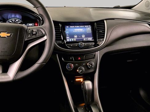 Used 2022 Chevrolet Trax LT w/ LT Convenience Package image 6
