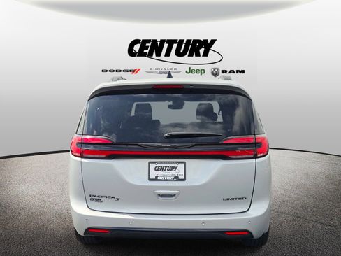 Used 2024 Chrysler Pacifica Limited w/ S Appearance Package FWD image 5