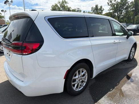 Used 2023 Chrysler Pacifica Touring FWD image 5