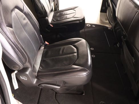 Used 2022 Chrysler Pacifica Touring-L FWD image 15