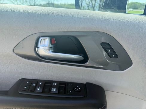 Used 2024 Chrysler Pacifica Touring-L FWD image 25