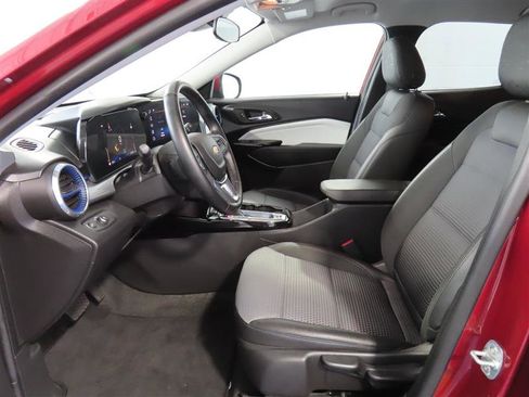 Used 2025 Chevrolet Trax LT w/ LT Convenience Package FWD image 17