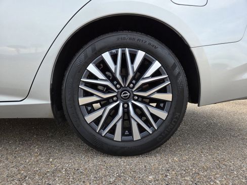 Used 2024 Nissan Altima 2.5 SV image 9