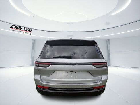 New 2025 Jeep Grand Cherokee Altitude image 4