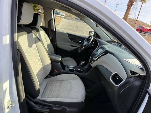 Used 2022 Chevrolet Equinox LT w/ Driver Convenience Package image 9