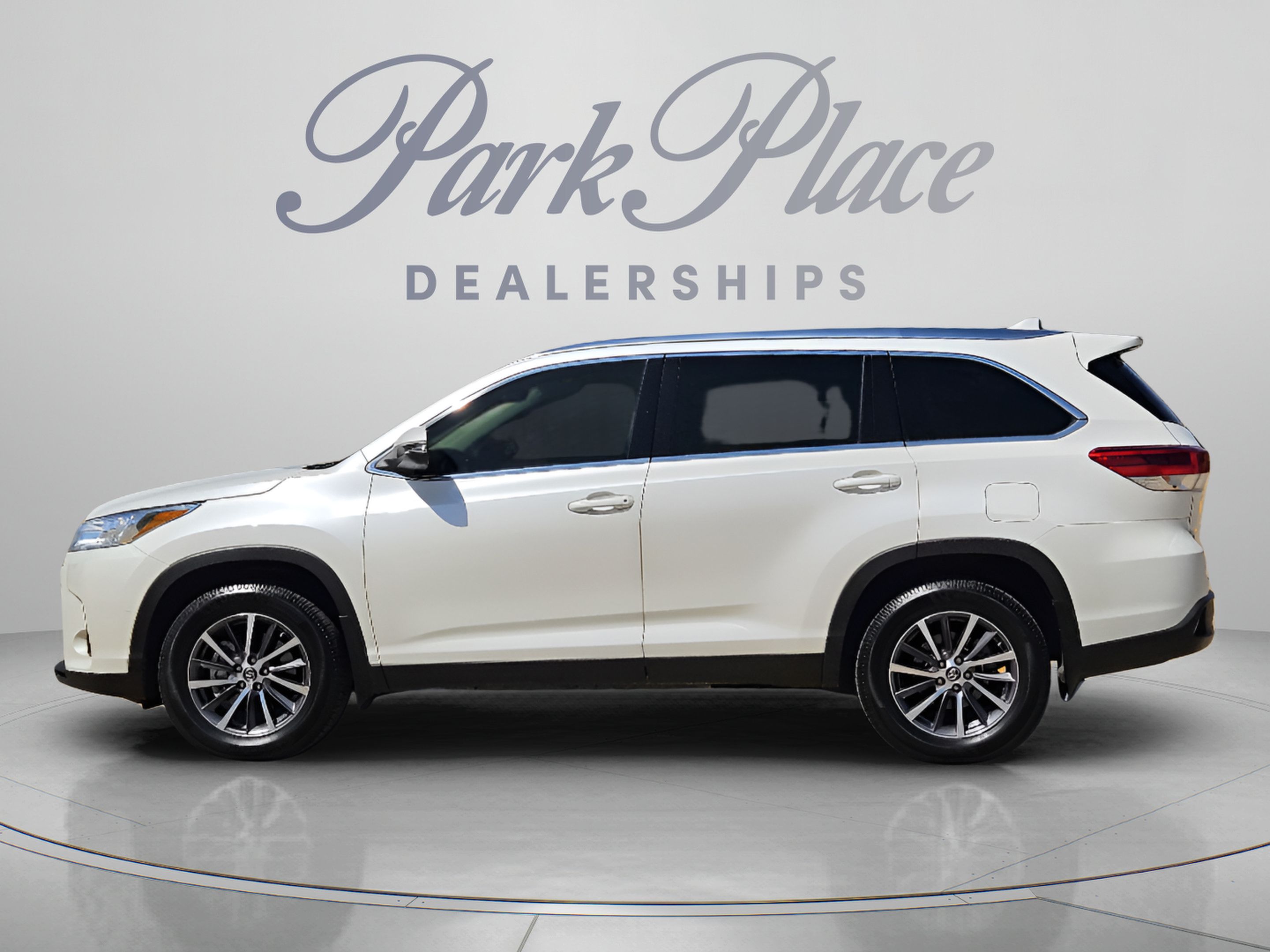 Used 2019 Toyota Highlander XLE FWD image 2