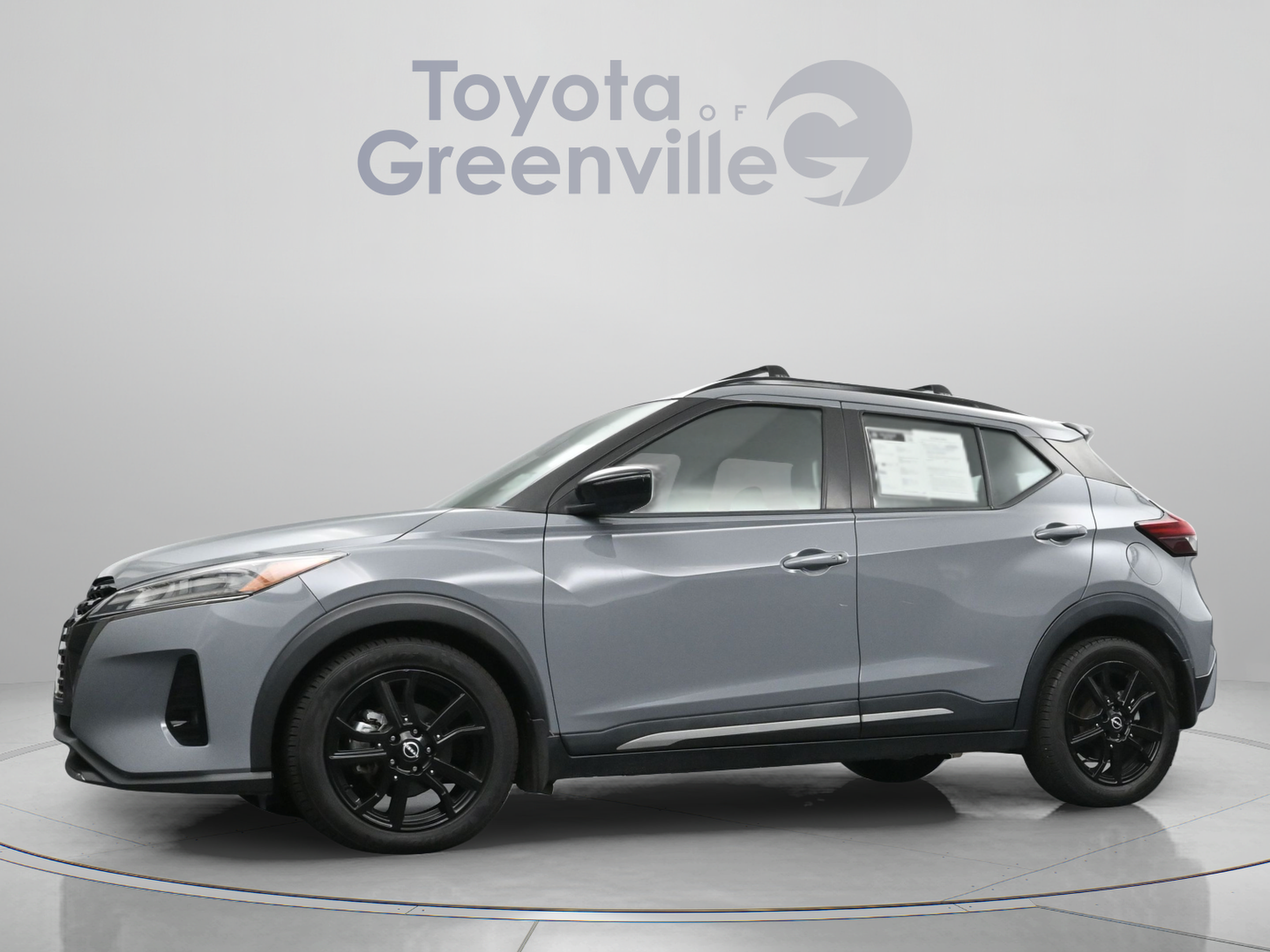 Used 2022 Nissan Kicks SR w/ Premium Package FWD image 2