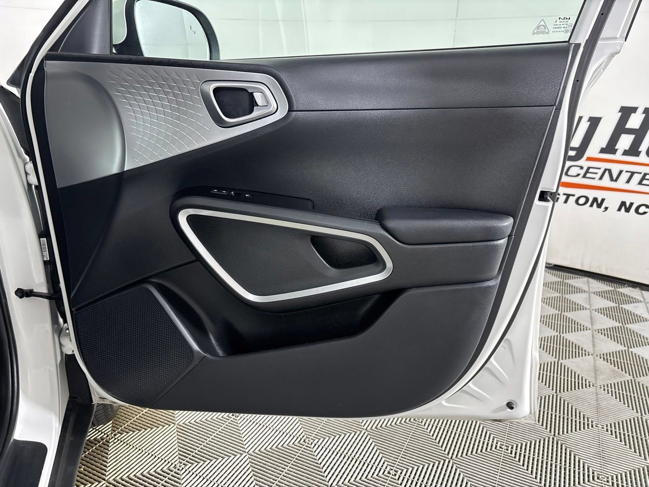 Used 2025 Kia Soul LX w/ LX Technology Package FWD image 27