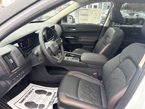 New 2026 Nissan Pathfinder Platinum FWD image 9