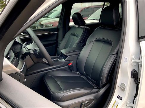 New 2026 Jeep Grand Cherokee L Limited w/ Limited Altitude Package AWD/4WD image 9