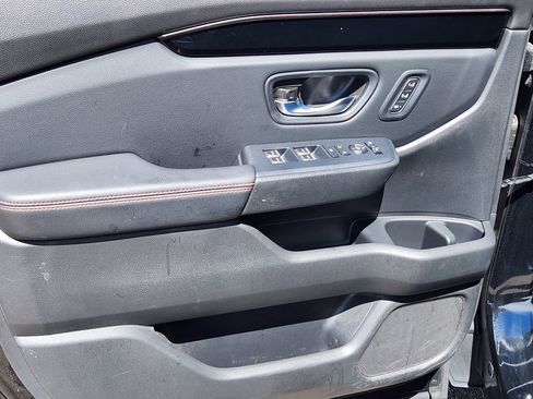 Used 2025 Honda Pilot TrailSport image 16