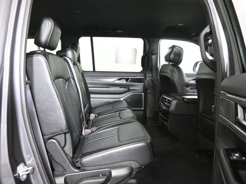 Used 2024 Jeep Wagoneer Series II w/ Flexible Seating Group AWD/4WD image 15