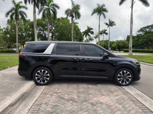 Used 2022 Kia Carnival EX FWD image 21