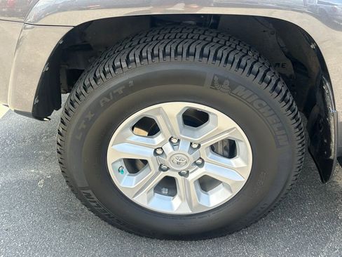 Used 2017 Toyota 4Runner SR5 AWD/4WD image 14