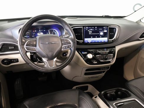 Used 2022 Chrysler Pacifica Touring-L w/ Uconnect Theater Family Group image 2