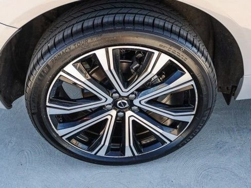 Used 2023 Volvo XC60 B5 Ultimate w/ Climate Package image 9